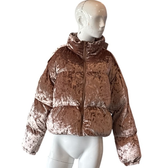 Fabletics Wonder Crush Velour Cropped Puffer Jacket in Teddy Size L - Picture 5 of 15